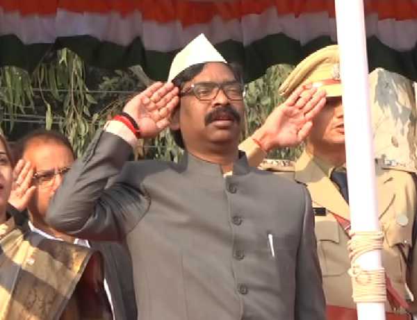 गणतंत्र दिवस पर मुख्यमंत्री ने दिया कड़ा संदेश, कहा-  कानून किसी को हाथ में लेने का हक नहीं