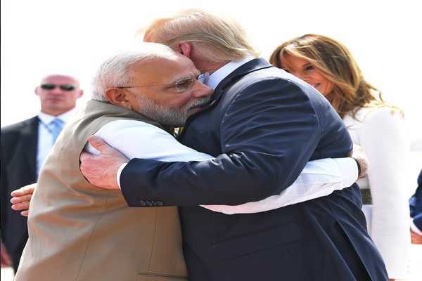 #Namaste_Trump : अमेरिकी राष्ट्रपति ट्रंप का पीएम मोदी ने गले लगाकर किया स्वागत