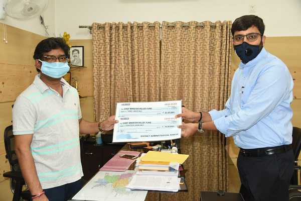 कोरोना से लड़ाई में जिला प्रशासन ने दिया योगदान, मुख्यमंत्री राहत कोष के लिए सीएम को सौंपा 21 लाख रुपये का चेक
