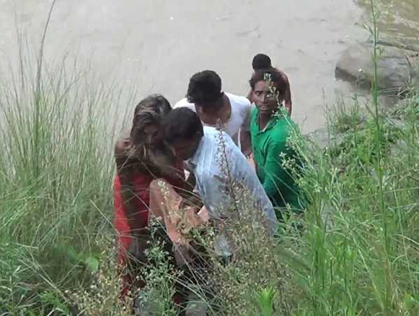 दामोदर नदी की तेज धार में बही महिला का मिला शव, सूर्य ग्रहण के बाद नदी में गयी थी नहाने