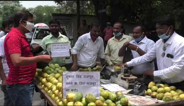धनबाद कोचिंग संचालकों व शिक्षकों का अनोखा विरोध प्रदर्शन : कोई बेच रहा फल-सब्जी, तो कोई बेच रहा जूस (VIDEO)