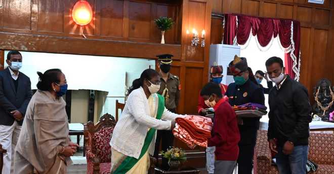 राज्यपाल द्रौपदी मुर्मू ने किया दिव्यांग बच्चों के बीच कंबल वितरण