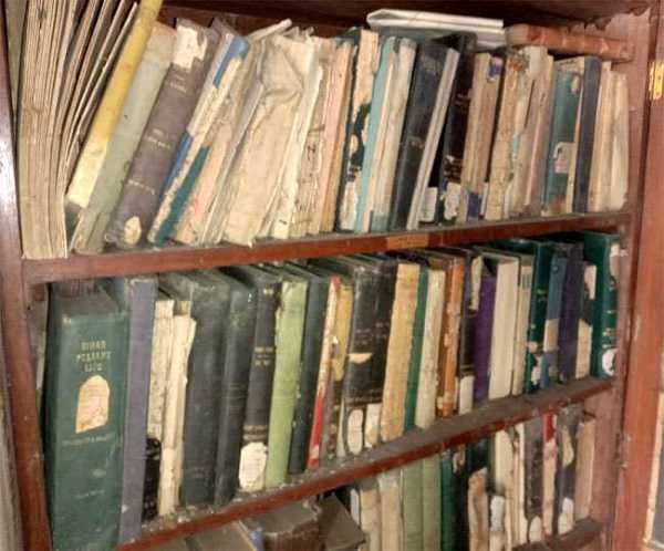 पलामू : 35 सालों से बंद लाइब्रेरी से मिली ब्रिटिश काल की किताबें