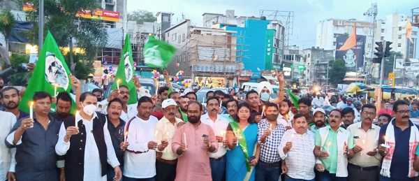 लखीमपुर में किसानों की हत्या के विरोध में झामुमो ने निकाला कैंडल मार्च