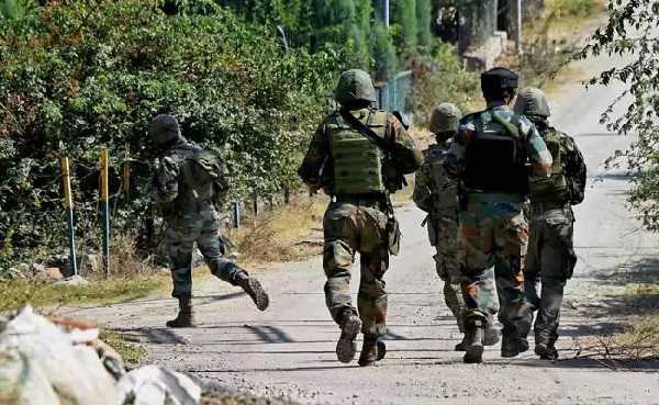 जम्मू कश्मीर : पुलिसकर्मी और आतंकी के बीच मुठभेड़, एक आतंकी ढेर