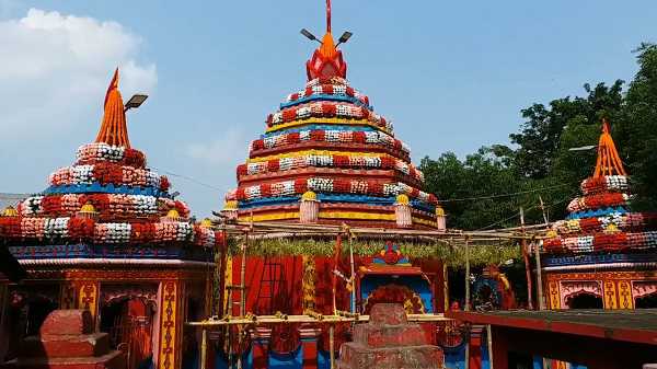 नवरात्र में रजरप्पा मंदिर को दिया गया अलग रंग, लोगों को आ रहा पसंद