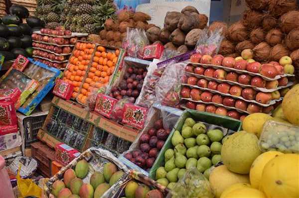 कोडरमा में फलों का बाजार सजा, ट्रकों से मंगाए जा रहे फ्रूट्स