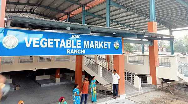 बेपरवाह नगर निगम : उद्घाटन के एक महीना बाद भी शुरू नहीं हो सका नागाबाबा Vegetable Market