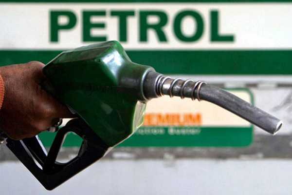 पेट्रोल हुआ 8 रुपया सस्ता,  सरकार ने वैट किया कम