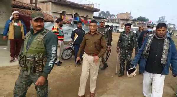 बरहीः दो गुटों में झड़प, पुलिस पर ग्रामीणों ने किया पथराव