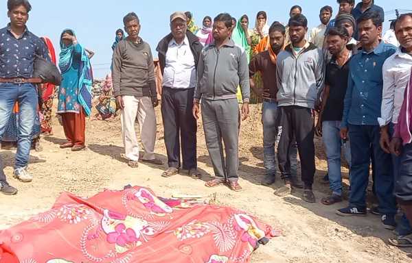 चाल धसने से पति-पत्नी की दबकर मौत, ग्रामीणों ने शव को निकाला बाहर