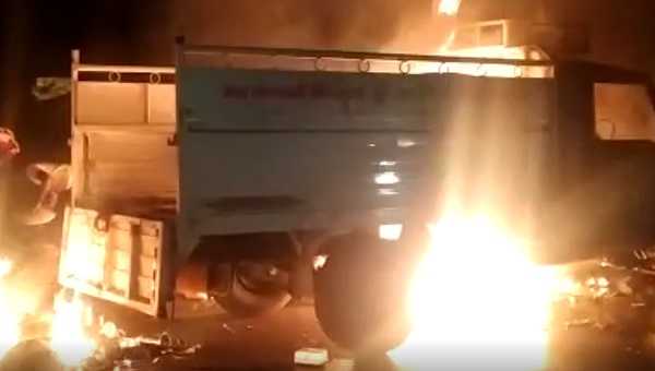 सोनुआ-चक्रधरपुर मुख्य सड़क में शॉर्ट सर्किट से जला मैक्स पिकअप वाहन