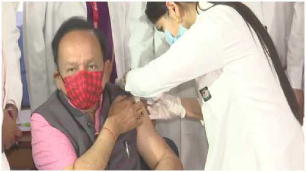 स्वास्थ्य मंत्री डॉ. हर्षवर्धन ने लगवाया टीका, रघुवर दास समेत कई नेताओं ने भी लगवाई वैक्सीन