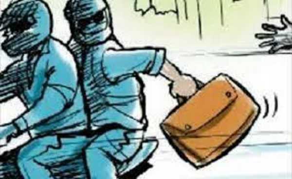 महिला पुलिसकर्मी से बदमाशों ने की छिनतई, 1.20 लाख रुपए और सोने की चेन लेकर भागे उच्क्के