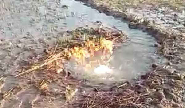 हजारीबागः पानी के बोरिंग से अचानक निकलने लगा आग