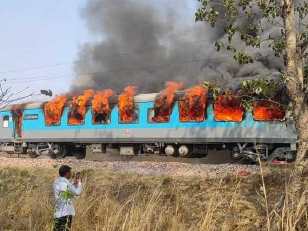 दिल्ली से देहरादून आ रही शताब्दी एक्सप्रेस में लगी आग, मचा हड़कंप