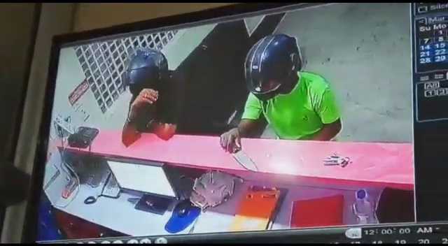 रेस्टोरेंट में चाकू दिखाकर लूटा पेपसी और पैसा, देखें CCTV फुटेज