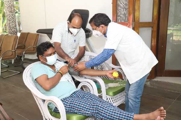CM हेमंत सोरेने ने किया Blood Donate, कहा- हमें स्वेच्छा से करना चाहिए रक्तदान