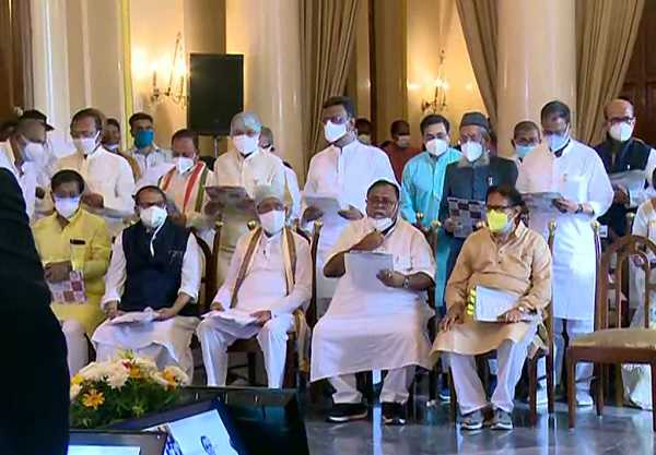 ममता कैबिनेट में 43 TMC नेताओं ने ली शपथ, नए नाम भी शामिल