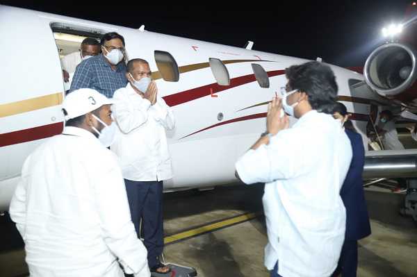 बिरसा मुंडा एयरपोर्ट पहुंचे जगरनाथ महतो, स्वागत करने पहुंचे CM