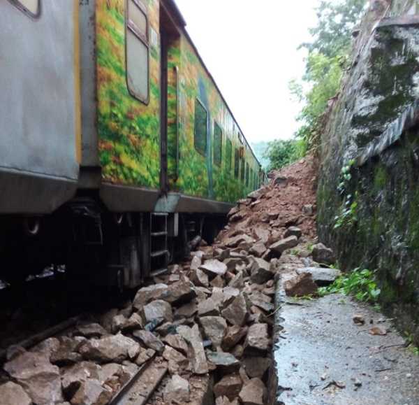 कोडरमाः रेलवे ट्रैक पर लैंड स्लाइडिंग, किसी यात्री को नुकसान नहीं