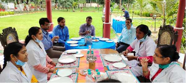 टीकाकरण कार्य में लगे 5 वैक्सीनेटर्स को किया गया सम्मानित