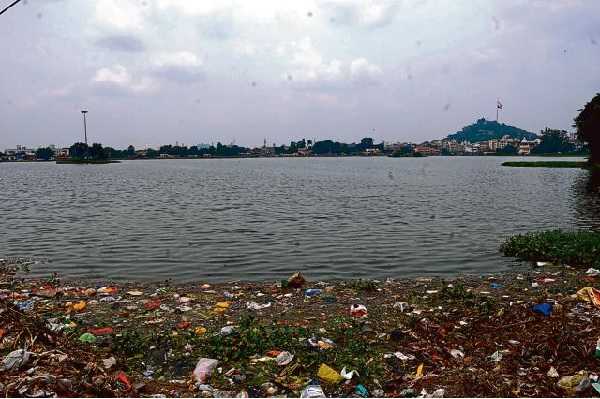 बड़ा तालाब में गंदगी रोकने के लिए लगी जाली
