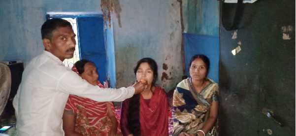 मजदूर की बेटियां बनी जिला टॉपर