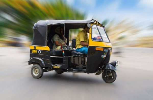 युवती का अपहरण कर रहा था ऑटो चालक, विरोध करने पर चलती ऑटो से फेंका