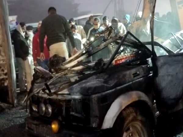 Road Accident : पुलिस जिप्सी में विस्फोट, 3 पुलिस कर्मी जिंदा जले, 2 की हालत गंभीर