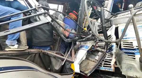 बस और टैंकर में टक्कर, हादसे में 16 की मौत, 15 की हालत नाजुक, Video