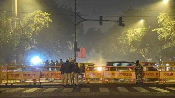 दिल्ली में कोरोना बेकाबू, 55 घंटे का राजधानी में कर्फ्यू