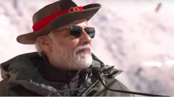 कारगिल पहुंचे पीएम मोदी, सैनिकों के साथ मनायेंगे दीपावली