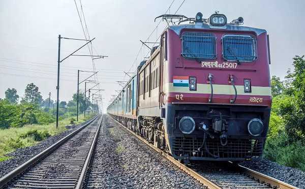 ध्यान दें! भारतीय रेलवे ने 153 ट्रेनों को आज के दिन किया रद्द, पढ़ें पूरी खबर