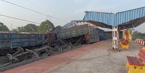 ओड़िशा के जाजपुर कोरई रेलवे स्टेशन पर भीषण रेल हादसा