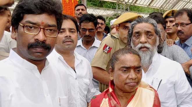 हेमंत सोरेन की मां रूपी सोरेन के बेहतर इलाज के लिए हैदराबाद के चिकित्सकों से संपर्क किया गया