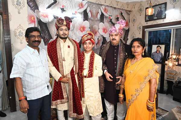 जस्टिस डॉ एसएन पाठक के पुत्र शिवम आनंद के वैवाहिक समारोह में शामिल हुए सीएम