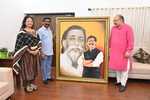 प्रख्यात चित्रकार ने शिबू सोरेन और मुख्यमंत्री की बनाई पेंटिंग सौंपी