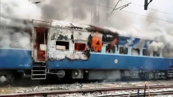 'अग्निपथ स्कीम' को लेकर बिहार में 'अग्निकांड' जारी, रेलवे स्टेशन और ट्रेन में लगाई आग