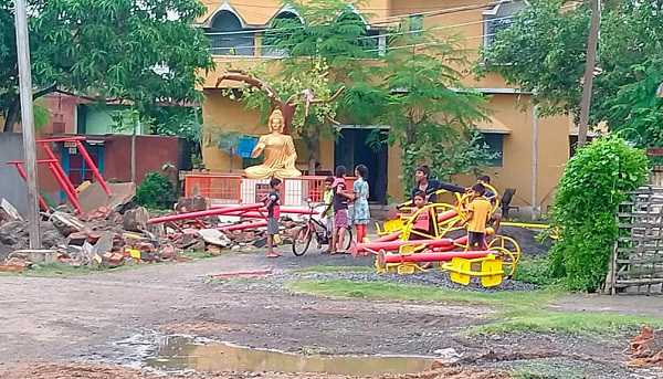 जिला माइनिंग फंड से बने जिम को रेलवे सुरक्षा बल ने तोड़ा