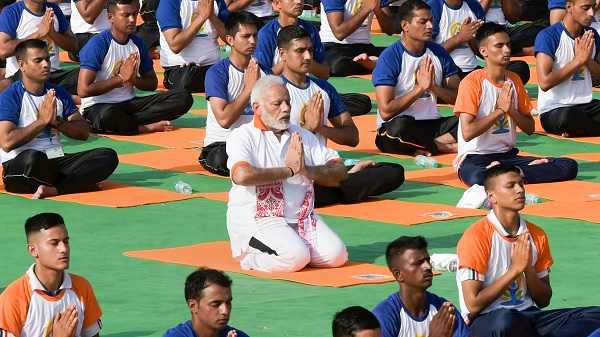 International Yoga Day: इस बार 'मानवता के लिए योग' का थीम, 15 हजार लोगों के साथ पीएम का योगाभ्यास