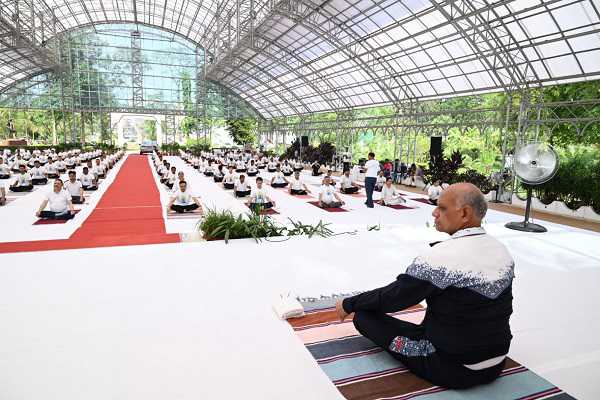 राजभवन में सामूहिक योगाभ्यास का आयोजन, राज्यपाल रमेश बैस ने विश्व योग दिवस की दी शुभकामनाएं