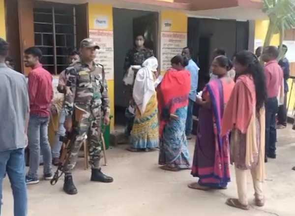 मांडर विधानसभा क्षेत्र के 433 मतदान केंद्रों में वोटिंग जारी, चुनावी मैदान में 14 प्रत्याशी आमने-सामने