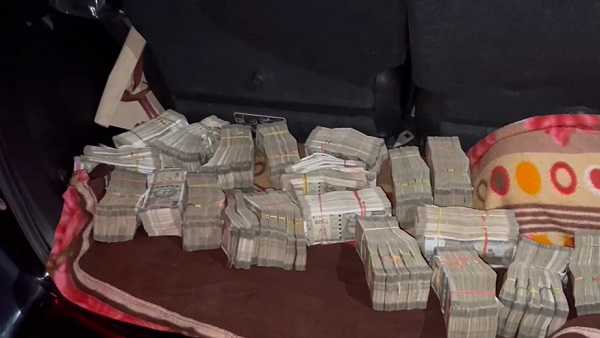 कांग्रेसी विधायकों के पास से मिले पैसों की हुई गिनती, सफाई में कहा..