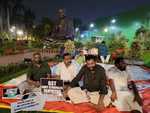 राज्यसभा से निलंबित विपक्ष के सांसदों का प्रदर्शन जारी, सरकार के खिलाफ गांधी प्रतिमा के सामने बैठे