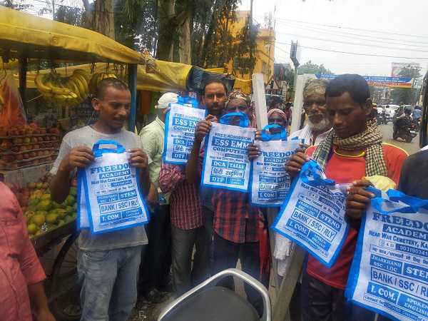 कपड़े का थैला वितरण कर पॉलिथीन का यूज न करने के लिए किया जागरूक