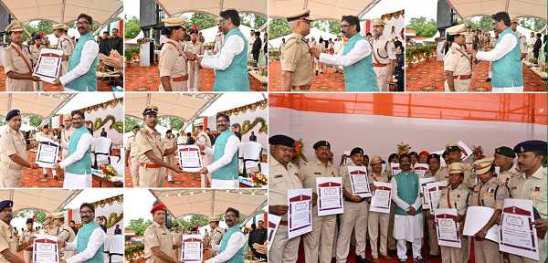 स्वतंत्रता दिवस के अवसर पर सीएम ने पुलिस पदाधिकारियों-कर्मियों को किया सम्मानित