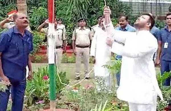 डिप्टी सीएम तेजस्वी यादव ने एक पोलो रोड पर फहराया राष्ट्रीय ध्वज