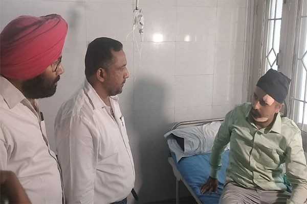 सिवाने पुल में हुई बस दुर्घटना में घायल दो मरीजों से रांची के गुरुनानक अस्पताल में मिले हेल्थ मिनिस्टर