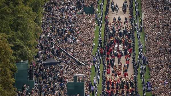 नम आंखों से दी गई महारानी एलिजाबेथ-II को विदाई, उमड़ी भीड़